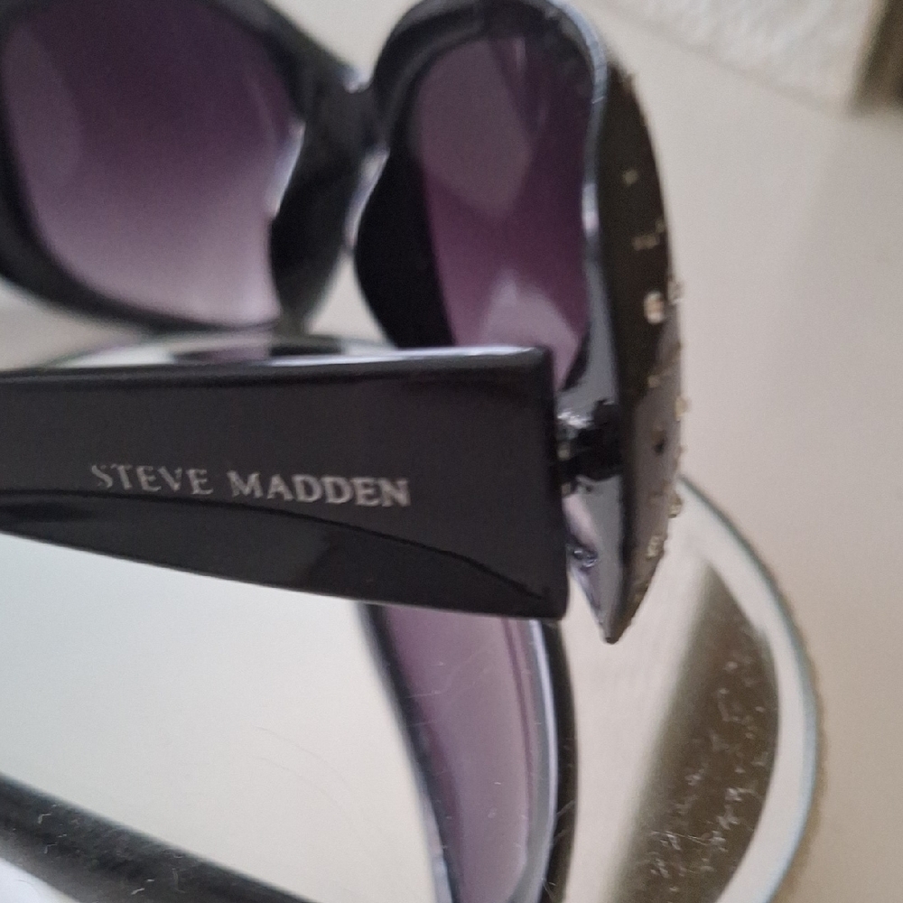 Steve Madden Black Sunglasses with  Rinestone Frame - Picture 3 of 9